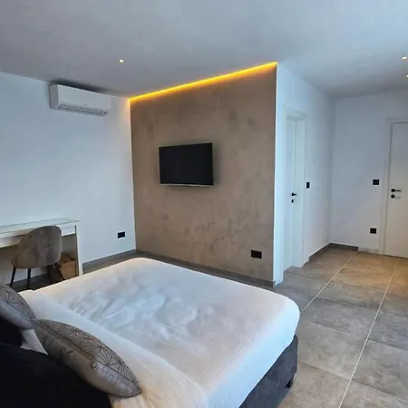 Aria With Pool By Guide